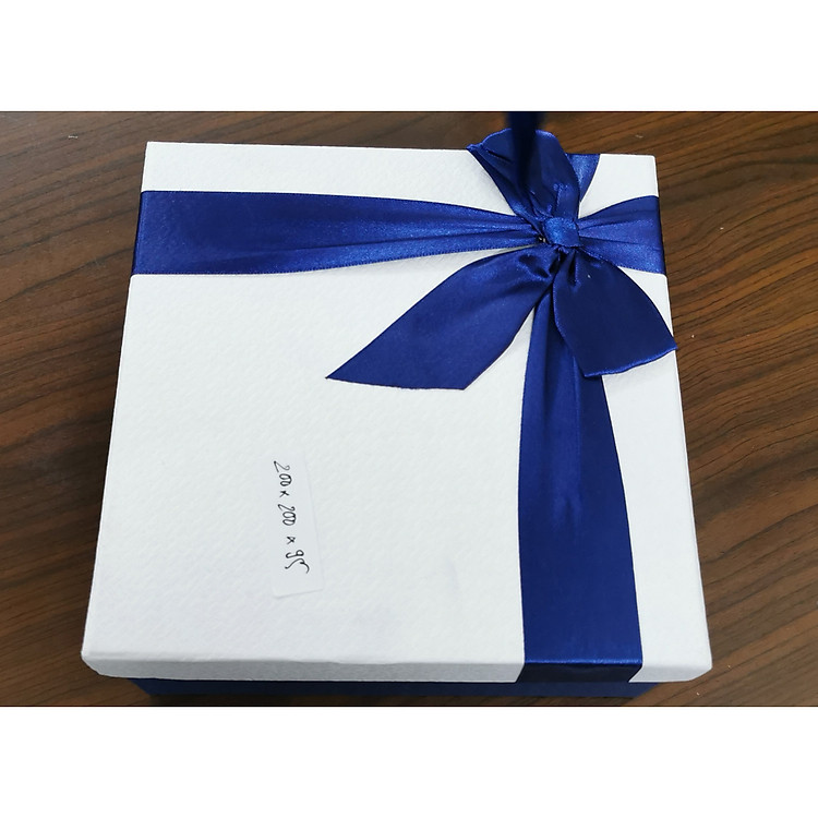 Hộp đựng quà hình vuông kích thước 15x15x6.5cm màu trắng nơ xanh
