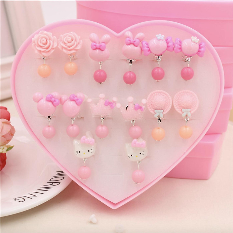 Khuyên tai kẹp cho bé nhựa họa tiết hoạt hình màu hồng hình trái tim - Combo hộp 7 đôi