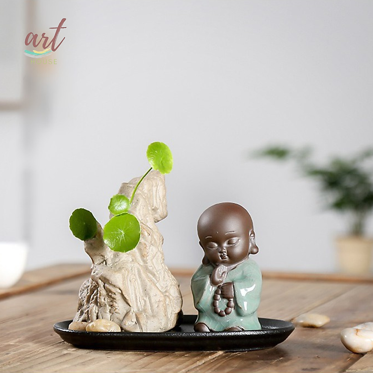 Tượng Chú Tiểu Bên Chậu Núi Đế Gốm Đen Decor