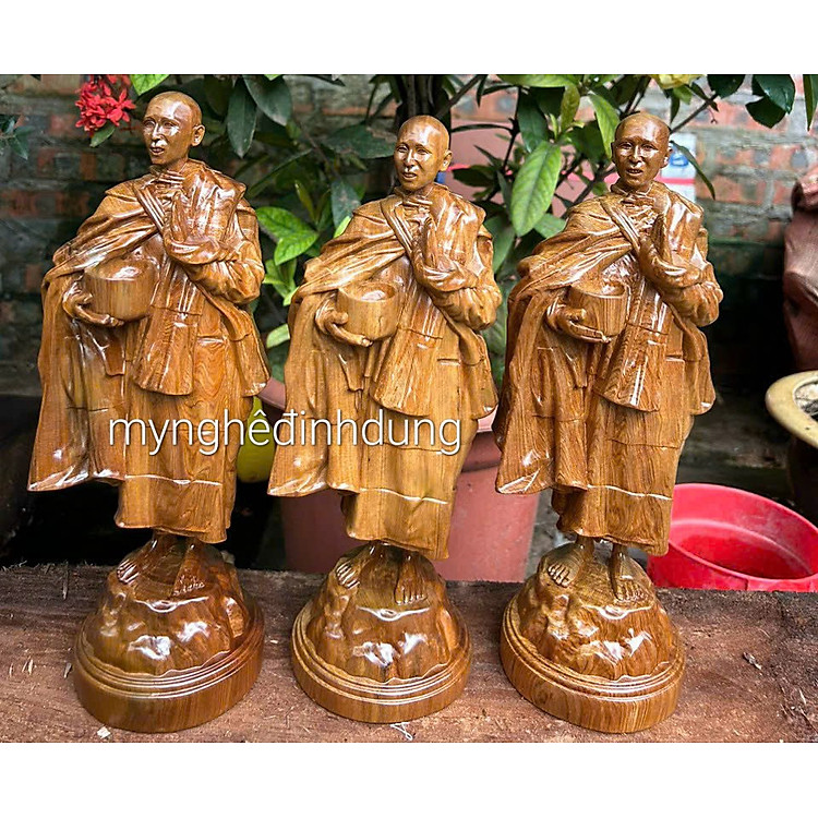 Tượng thầy thích minh tuệ bằng gỗ bách xanh (30x11x9cm)