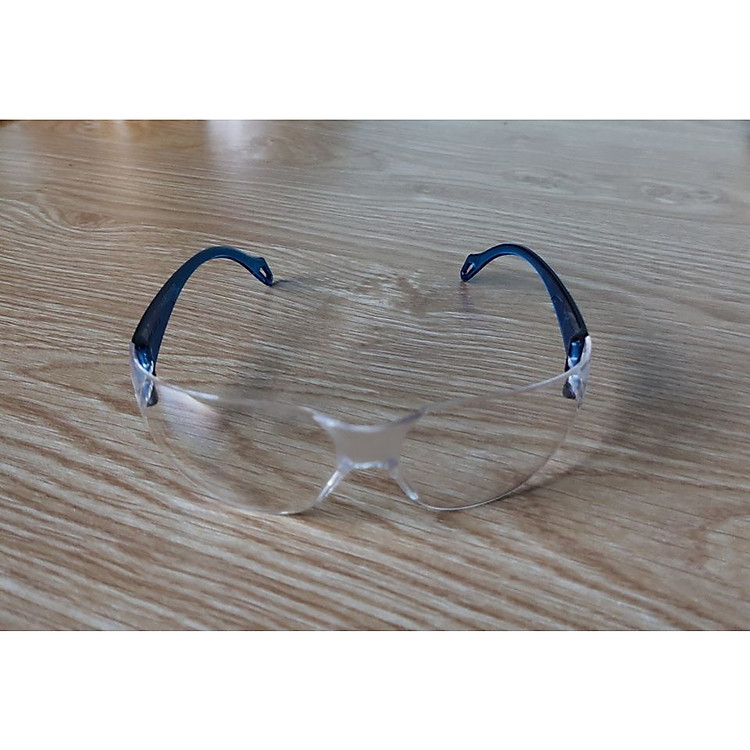 Kính bảo vệ mắt bé khi ra ngoài trời gió bụi