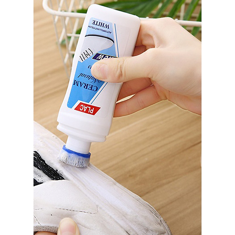 Chai tẩy giày luôn giữ cho những đôi giày sáng đẹp