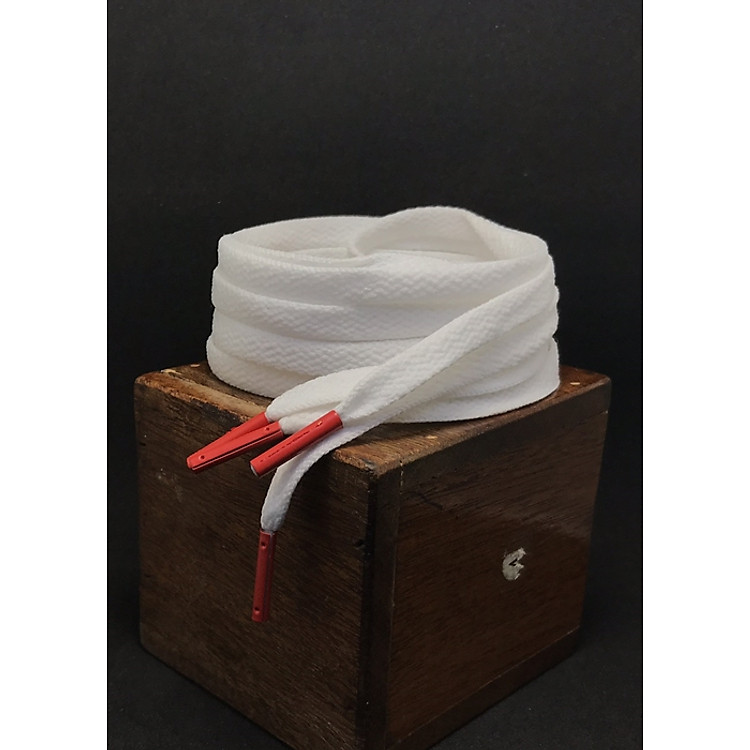 Dây giày trắng dẹt, đầu bọc kim loại đỏ