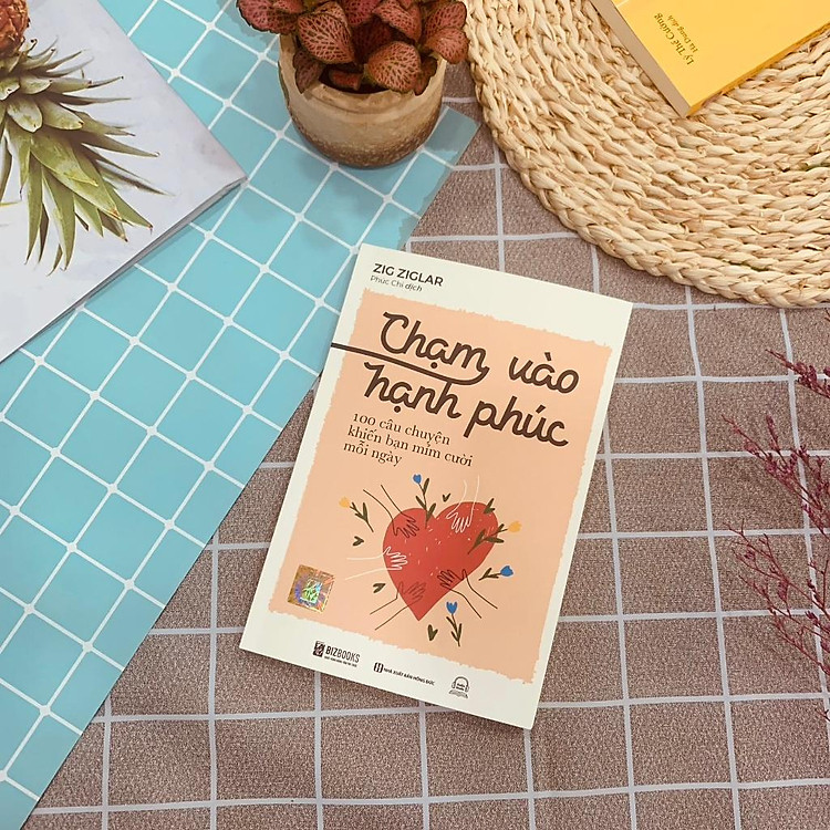 Chạm Vào Hạnh Phúc: 100 Câu Chuyện Khiến Bạn Mỉm Cười Mỗi Ngày