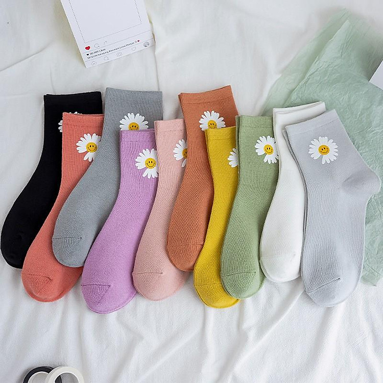 Tất họa tiết hoa cúc dễ thương cho nam nữ