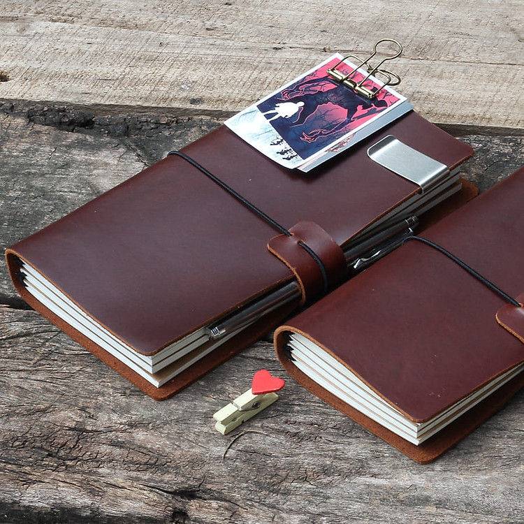 sổ da bò thật Midori màu nâu đỏ - Bao gồm bìa da thật và 4 lõi sổ tổng 256 trang đi kèm, thay giấy dễ dàng, kích thước 23cm x12cm
