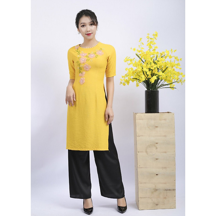 Áo dài cách tân thêu họa tiết hoa