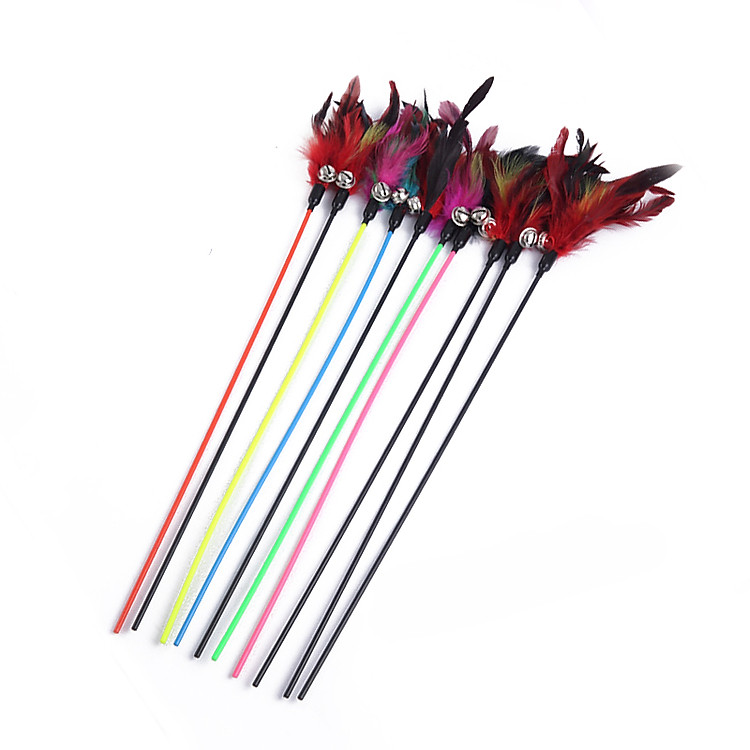 Cần câu cho mèo cán nhựa có lông và chuông - Màu ngẫu nhiên