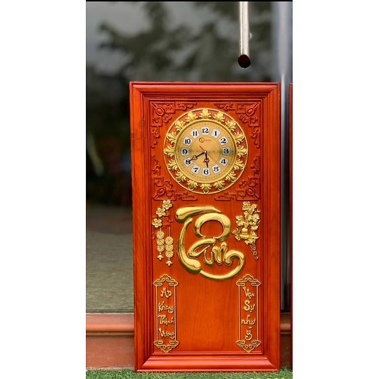 Tranh đồng hồ kết hợp với đốc lịch khắc chữ (tâm) treo tường được làm bằng chất liệu gỗ hương đỏ và được pu dát vàng điểm cao cấp kt 41×81×3,5cm