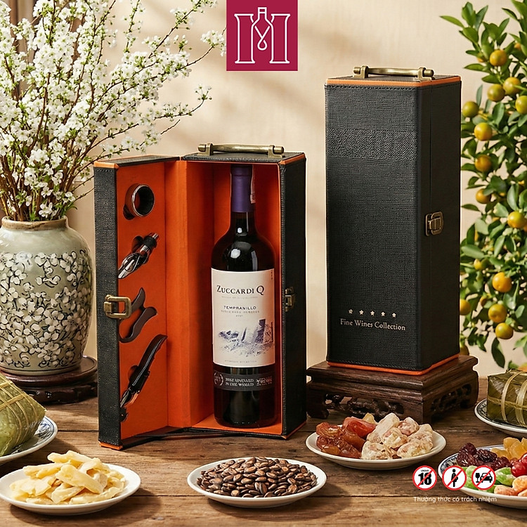 Hộp quà rượu vang đỏ Argentina Zuccardi Q Tempranillo 14.5% 750ml nhập khẩu chính hãng, kèm hộp da đơn đen viền cam, có quai xách và phụ kiện. Quà tặng doanh nghiệp, đối tác, biếu Tết.