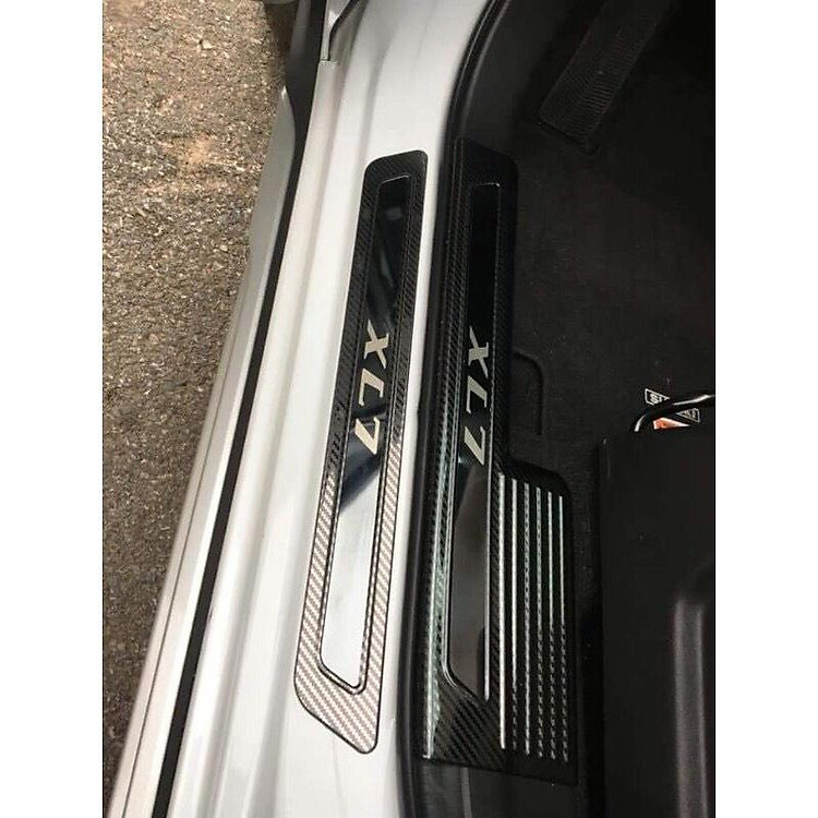 Nẹp Bước Chân Trong dành cho Suzuki XL7 2020-2021 Mẫu Cacbon