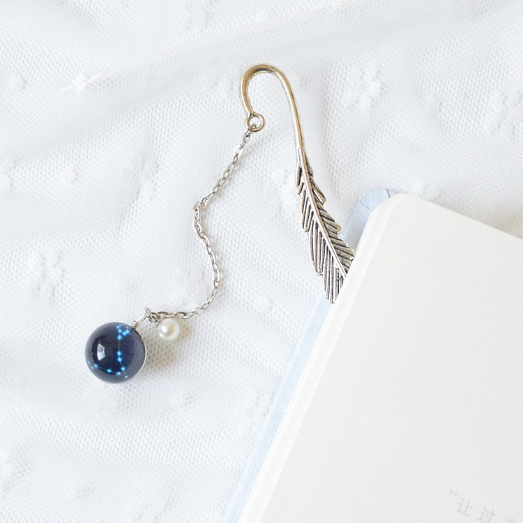 Bookmark, Kẹp Sách Lông Vũ Kim Loại Phối Charm Tròn Theo Cung Hoàng Đạo - Cung Song Ngư