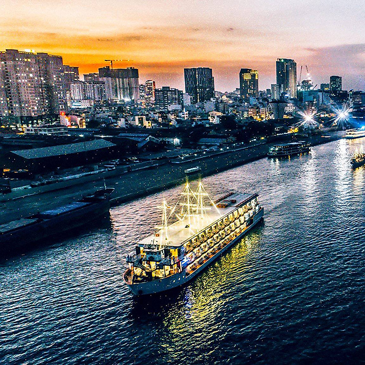 Buffet Tối Trên Tàu Indochina Queen Du Ngoạn Sông Sài Gòn
