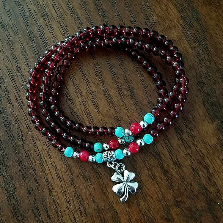 Combo Vòng đeo tay phong thủy Cỏ 4 lá chất liệu đá Ngọc Hồng Lựu, kèm hộp đựng lót Nỉ