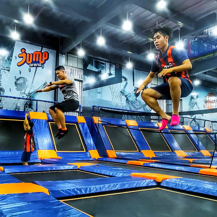 Jump Arena - Combo 02Vé Vào Cổng 60 Phút + 02 Vớ Bám Dành Cho 2 Người (HCM/ HN)