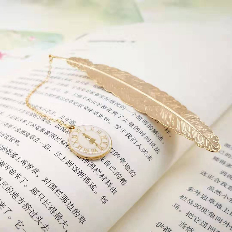 Bookmark Kim Loại Đánh Dấu Sách Hình Lông Vũ Dây Treo - Đồng Hồ Số La Mã