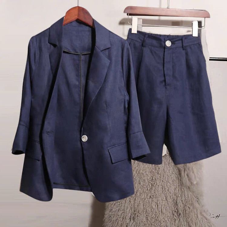 Bộ công sở gồm áo blazer nữ và quần đùi linen, nhẹ nhàng, đơn giản mà thanh lịch