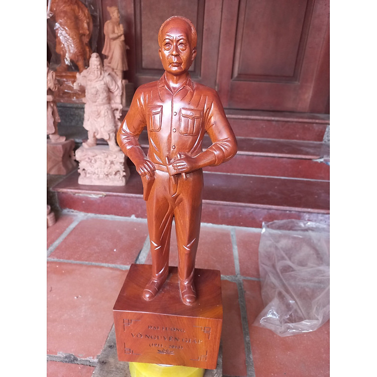 Tượng Đại Tướng Võ Nguyên Giáp Bằng Gỗ Hương Đá (40×14×9cm)