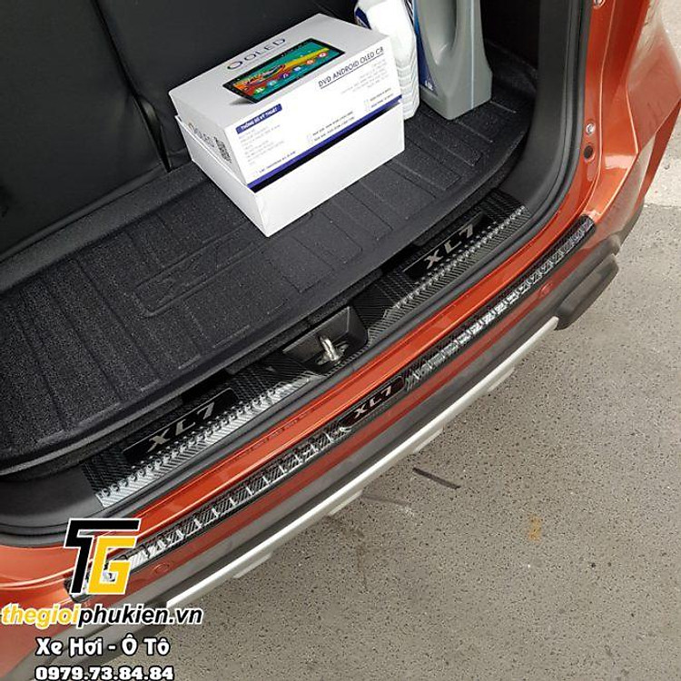 BỘ SẢN PHẨM Nẹp bước chân và ốp chống trầy cốp Suzuki XL7 - Mẫu vân Carbon