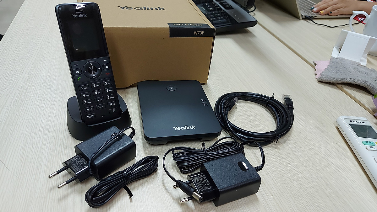 Yealink W73P - Điện thoại IP cầm tay không dây DECT - Hàng Chính Hãng - Điện thoại IP mẹ bồng con