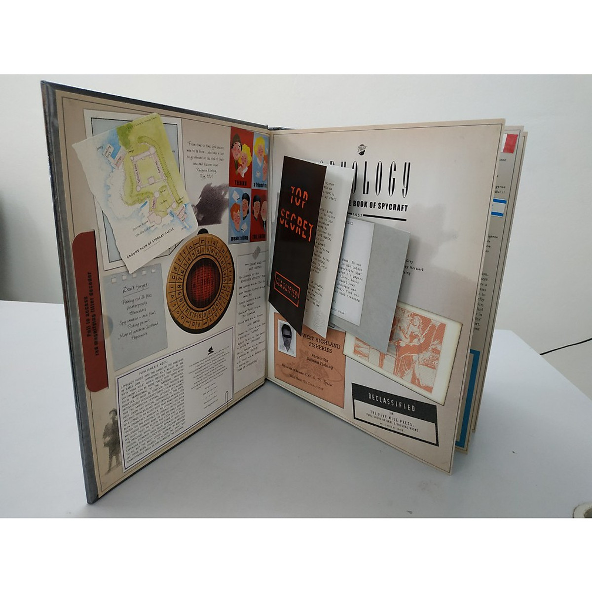 Sách Bản Quyền - Spyology The Complete Book Of Spycraft ( Những Bí Mật Ẩn Giấu Đằng Sau Công Việc Gián Điệp ) - Một Cuốn Sách Đầy Ắp Những Bí Mật Cần Các Con Khám Phá - Á Châu Books