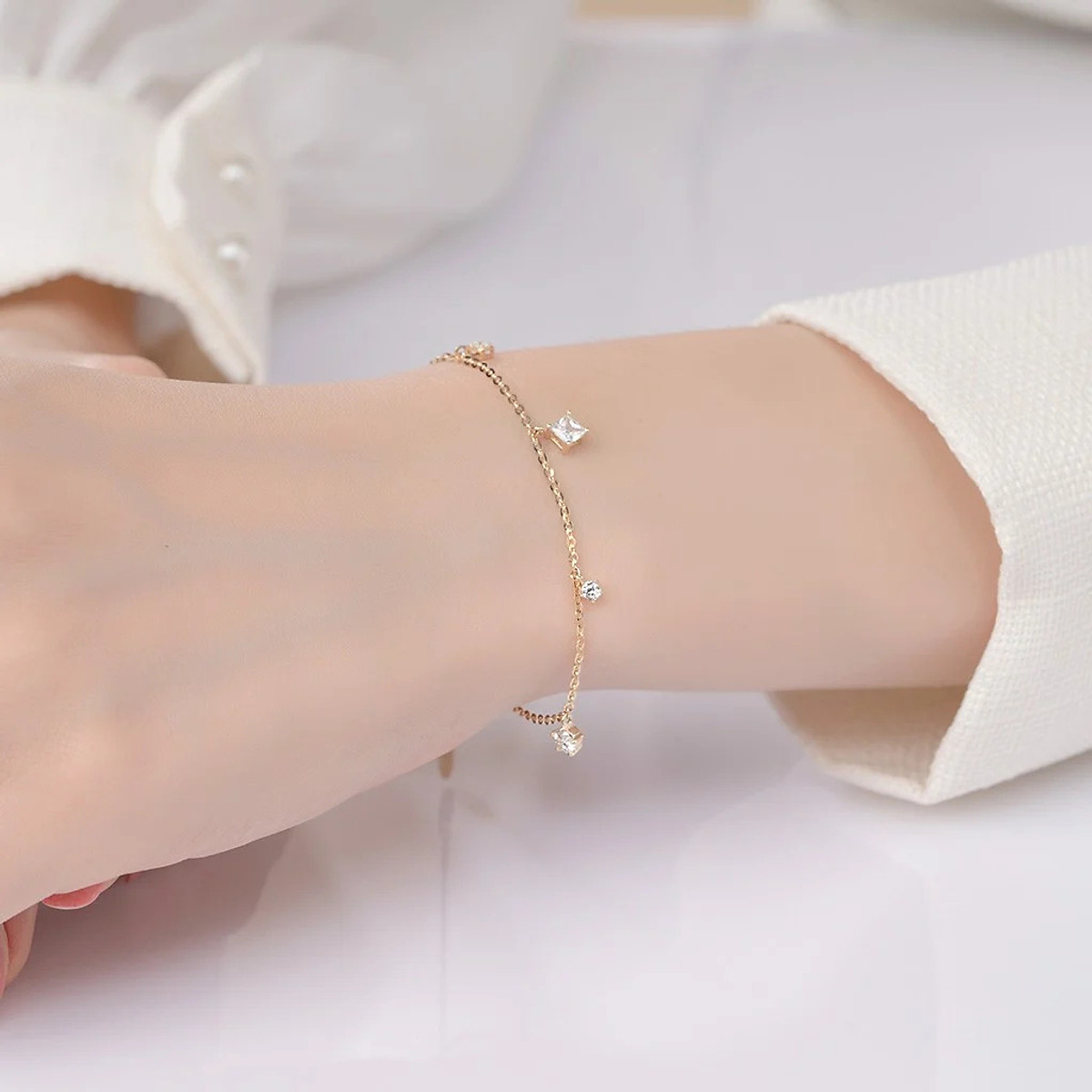 Tại Theo Jewelry, chúng tôi mang đến một loạt các thiết kế độc đáo, từ những chiếc vòng tay đơn giản hàng ngày đến những mẫu trang sức tinh tế cho các dịp đặc biệt.