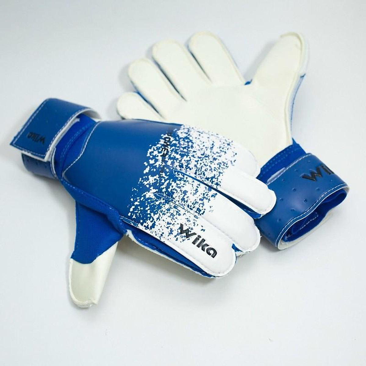 Găng tay thủ môn có xương giúp bảo vệ tay tốt hơn