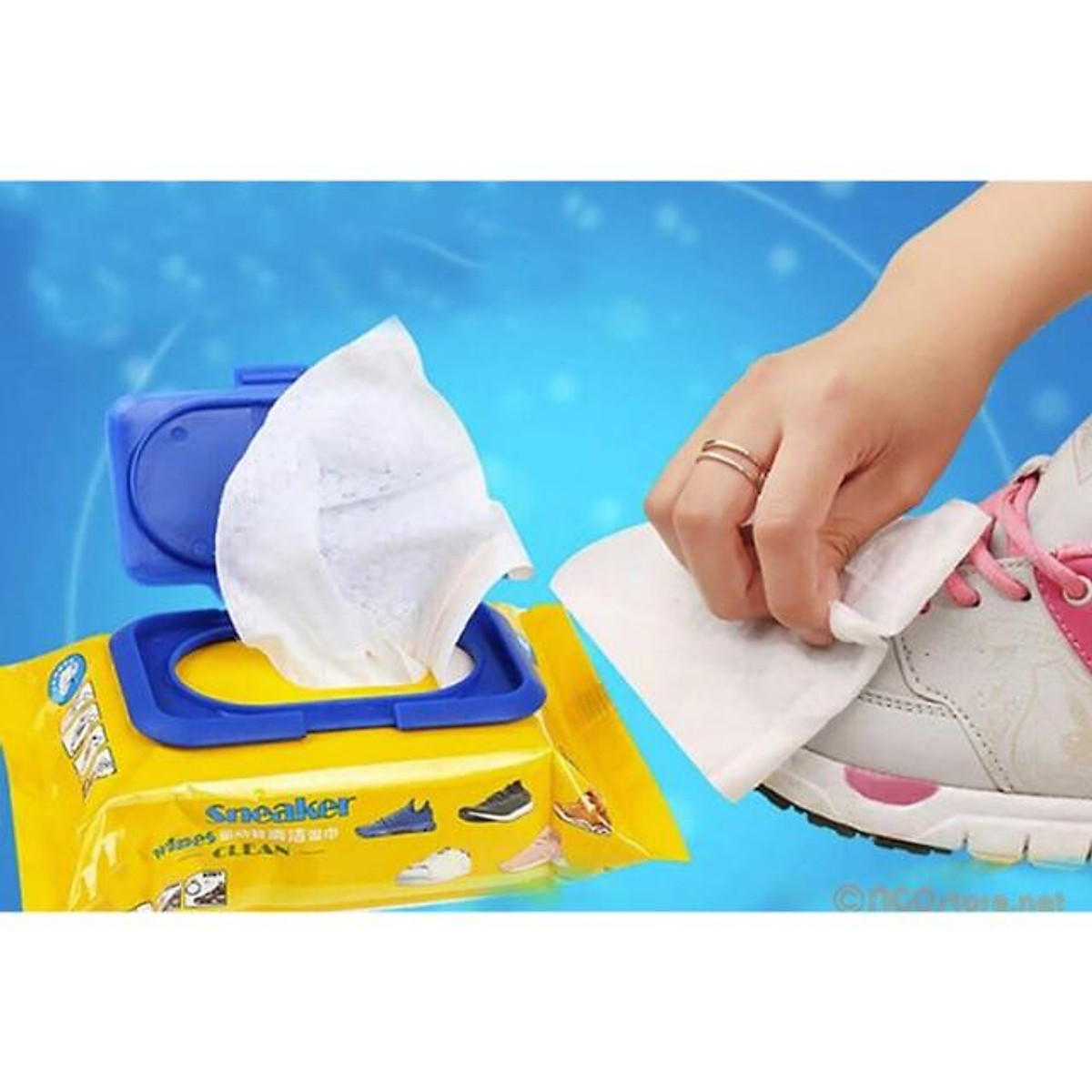 Khăn lau giày dép, túi xách vỏ hộp màu vàng. Gói 30 tờ,
