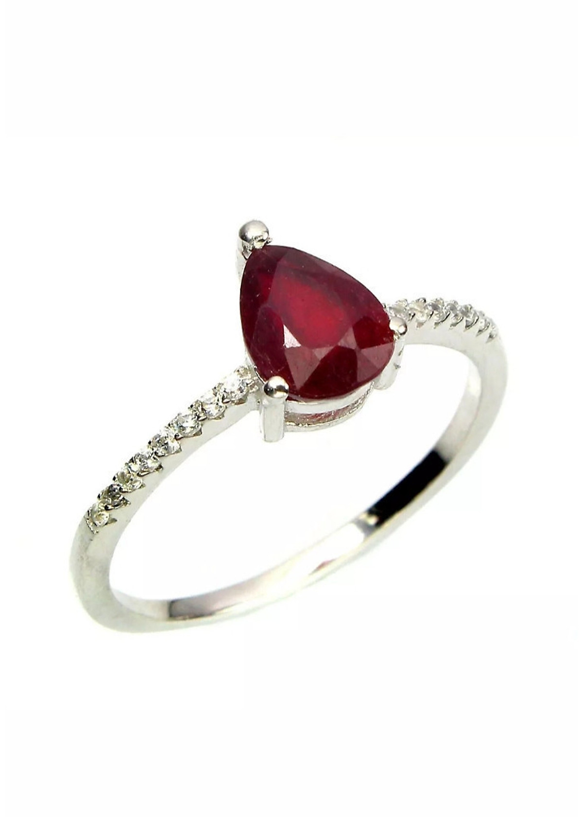 Nhẫn đá thiên nhiên ruby không chỉ mang đến vẻ đẹp sang trọng và quý phái mà còn giúp tăng cường sức khỏe, may mắn và tình yêu. Với công nghệ chế tác và đánh bóng hiện đại, những chiếc nhẫn ruby trở nên sáng bóng và quyến rũ hơn bao giờ hết. Hãy xem hình ảnh liên quan để tìm kiếm sự hoàn hảo của riêng bạn.