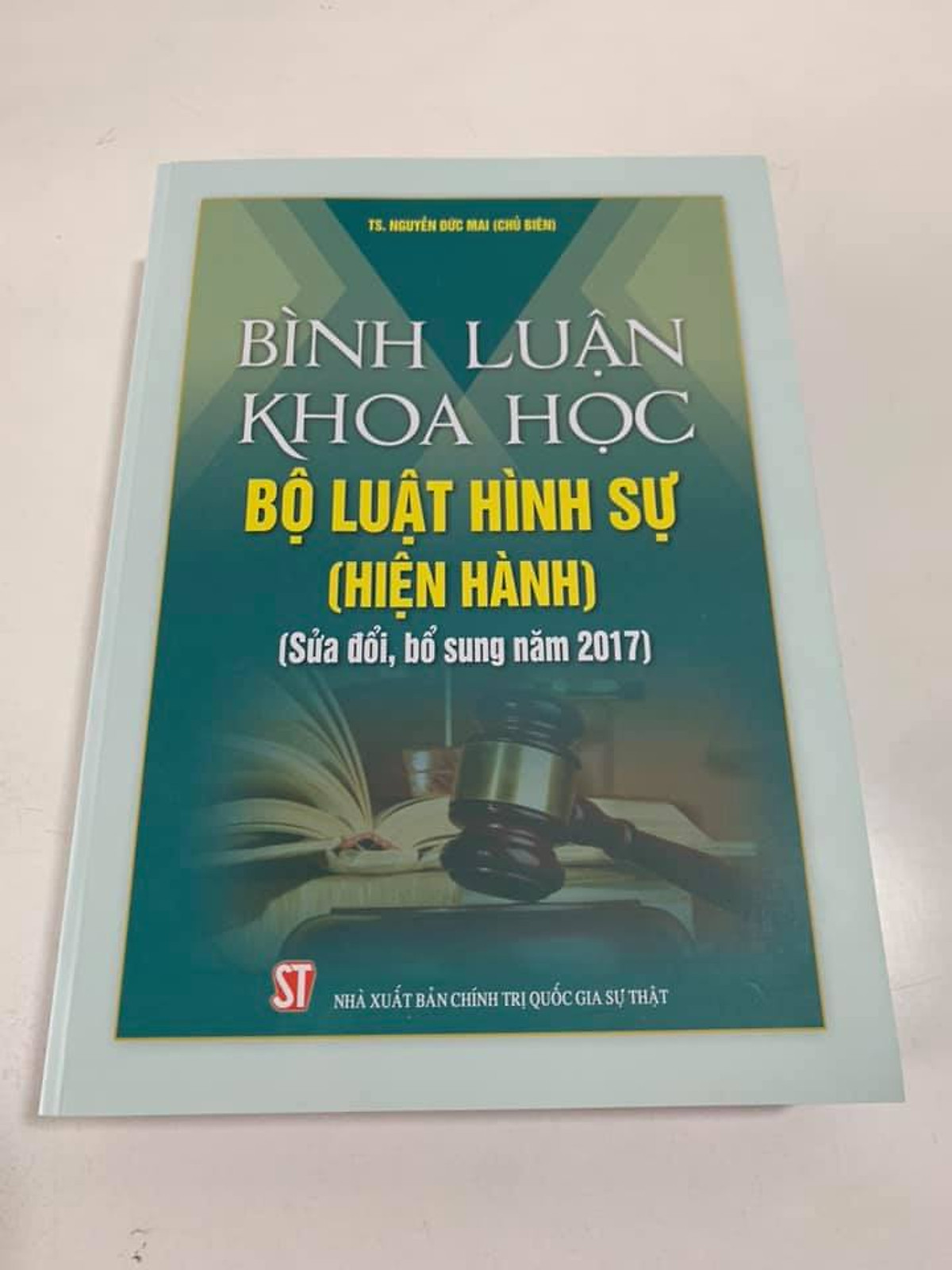 Combo: Bình Luận Khoa Học Bộ Luật Hình Sự Hiện Hành (Sửa Đổi Bổ Sung 2017) và Bộ Luật Hình Sự Hiện Hành (Bộ Luật Năm 2015, Sửa Đổi, Bổ Sung Năm 2017) 