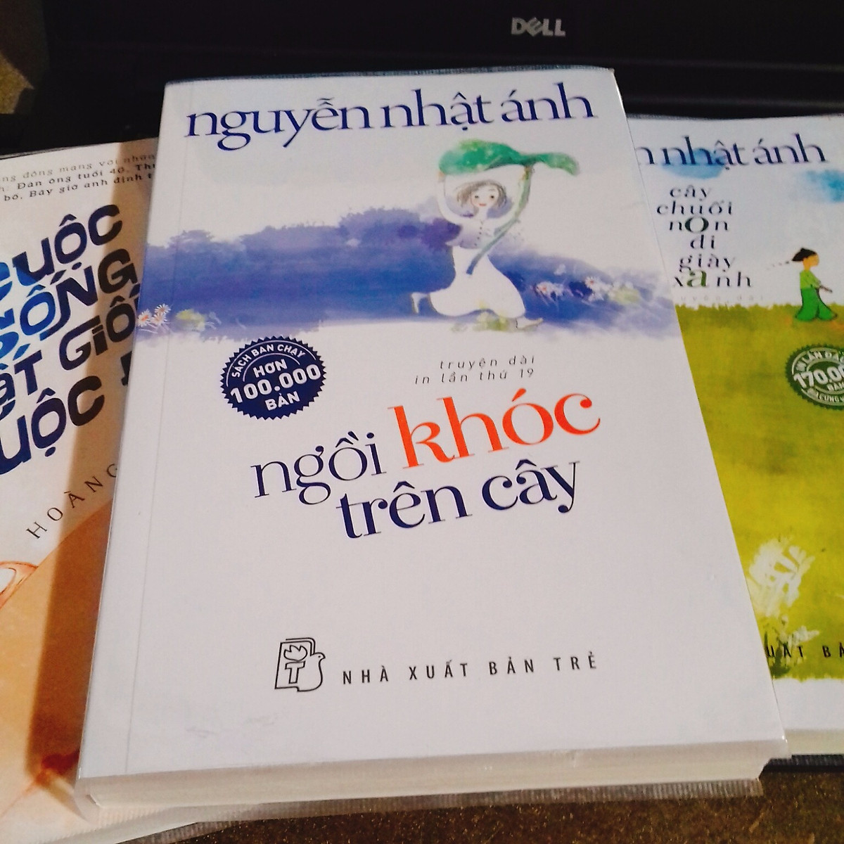 Combo Truyện Nguyễn Nhật Ánh: Con Chó Nhỏ Mang Giỏ Hoa Hồng + Ngồi Khóc Trên Cây (Bộ 2 Cuốn Truyện Dài Được Tìm Đọc Nhiều Nhất - Tặng Kèm Bookmark Happy Life)