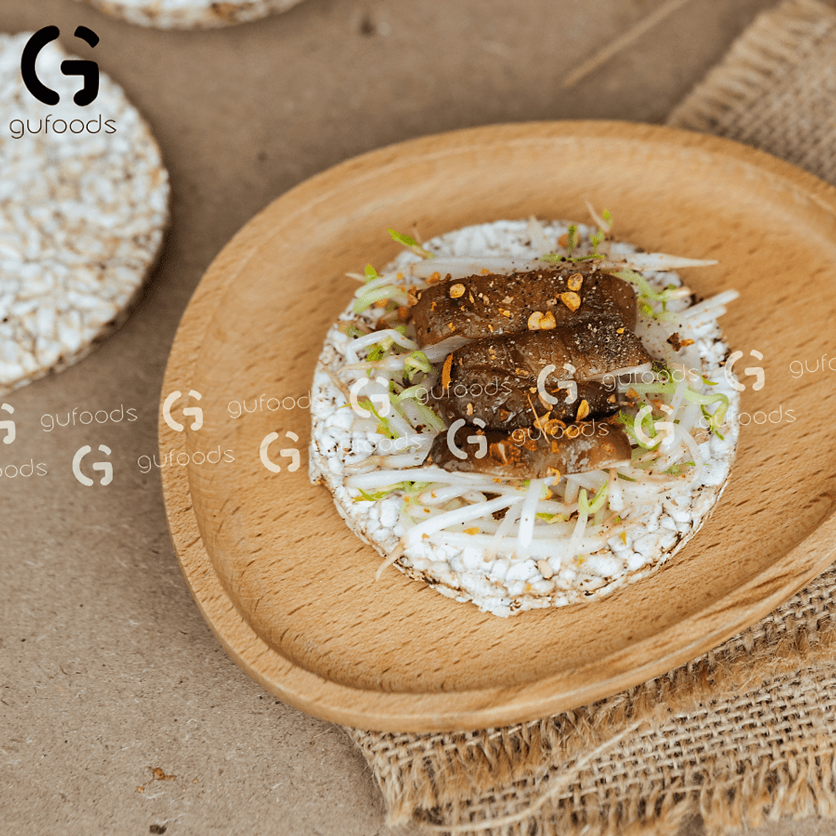 Bánh gạo lứt GUfoods (Hộp 300g=32 bánh) - Không chiên dầu, Không đường, Từ gạo và ngũ cốc nguyên hạt, Lành mạnh, Phù hợp Eat clean, Ăn vặt healthy, Thực dưỡng, Tập gym, Thuần chay, Đa dạng hương vị