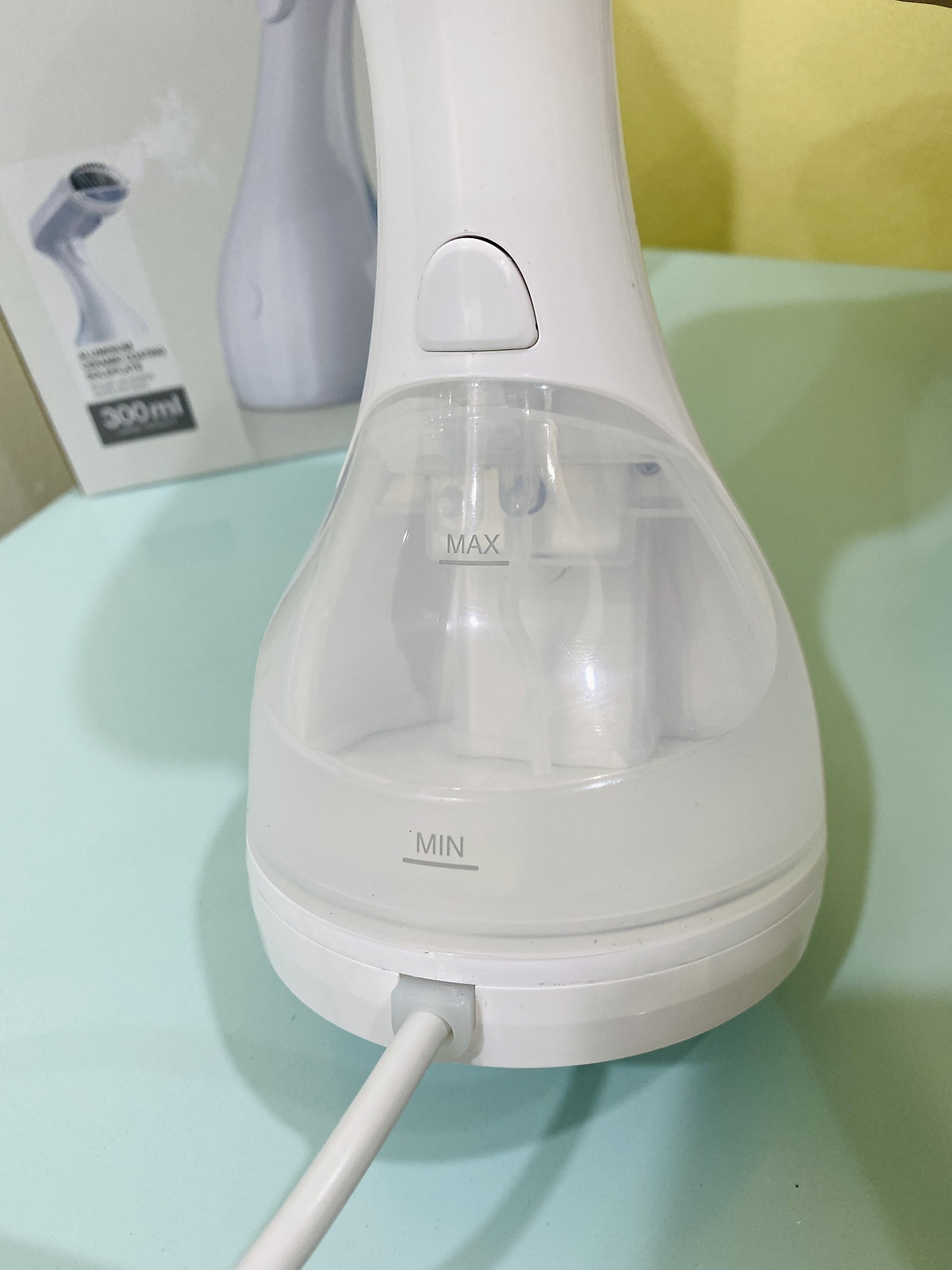 Bàn là hơi nước cầm tay Lock&lock Handy Steamer ENI222WHT (Model New) - Hàng chính hãng