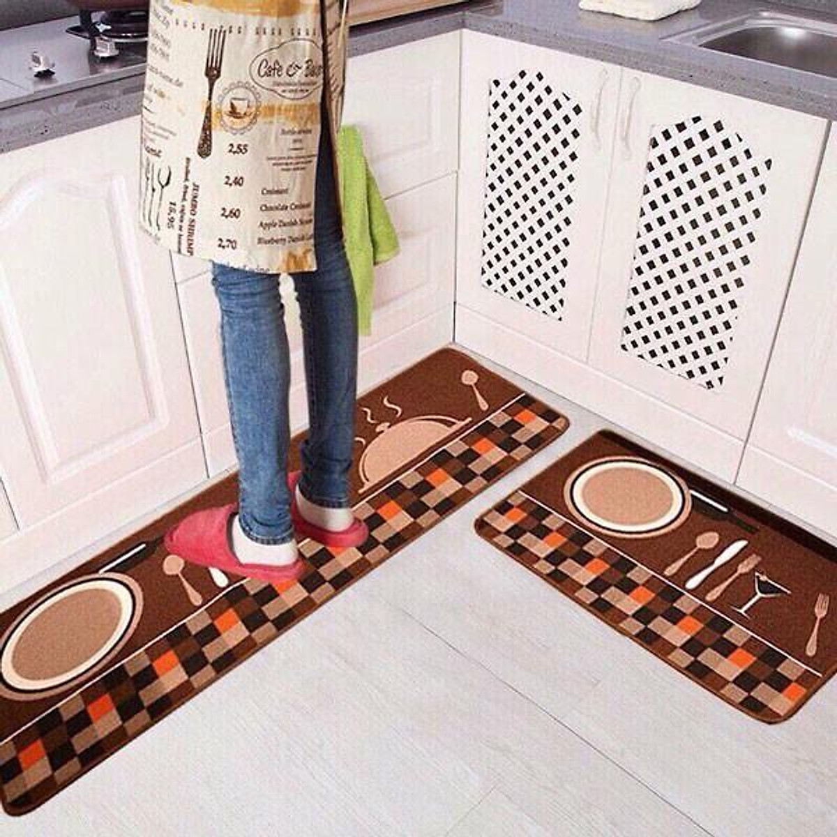 Bộ thảm bếp đẹp mắt và chất lượng cao sẽ không chỉ làm cho căn bếp của bạn trông mới mẻ hơn, mà còn giúp bảo vệ sàn nhà của bạn khỏi những vết bẩn và trầy xước.