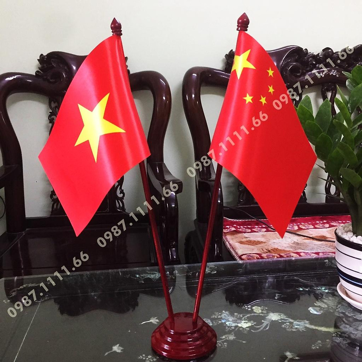 Cờ Để Bàn Đế gỗ Cắm 2 cờ Việt Nam - Trung Quốc In Kỹ Thuật Số 3D: Hãy cùng chiêm ngưỡng chiếc cờ Việt Nam kỹ thuật số 3D được in đầy sắc nét, tinh tế trên chiếc cờ đặc biệt này. Tỉ lệ 2 cờ Việt Nam - Trung Quốc cân đối nhau trên đế gỗ tạo nên chiếc cờ đẹp mắt và ấn tượng. Sản phẩm phù hợp để trang trí phòng làm việc, phòng khách, hoặc văn phòng công ty. Cùng truy cập vào hình ảnh để khám phá sản phẩm độc đáo này ngay nào!