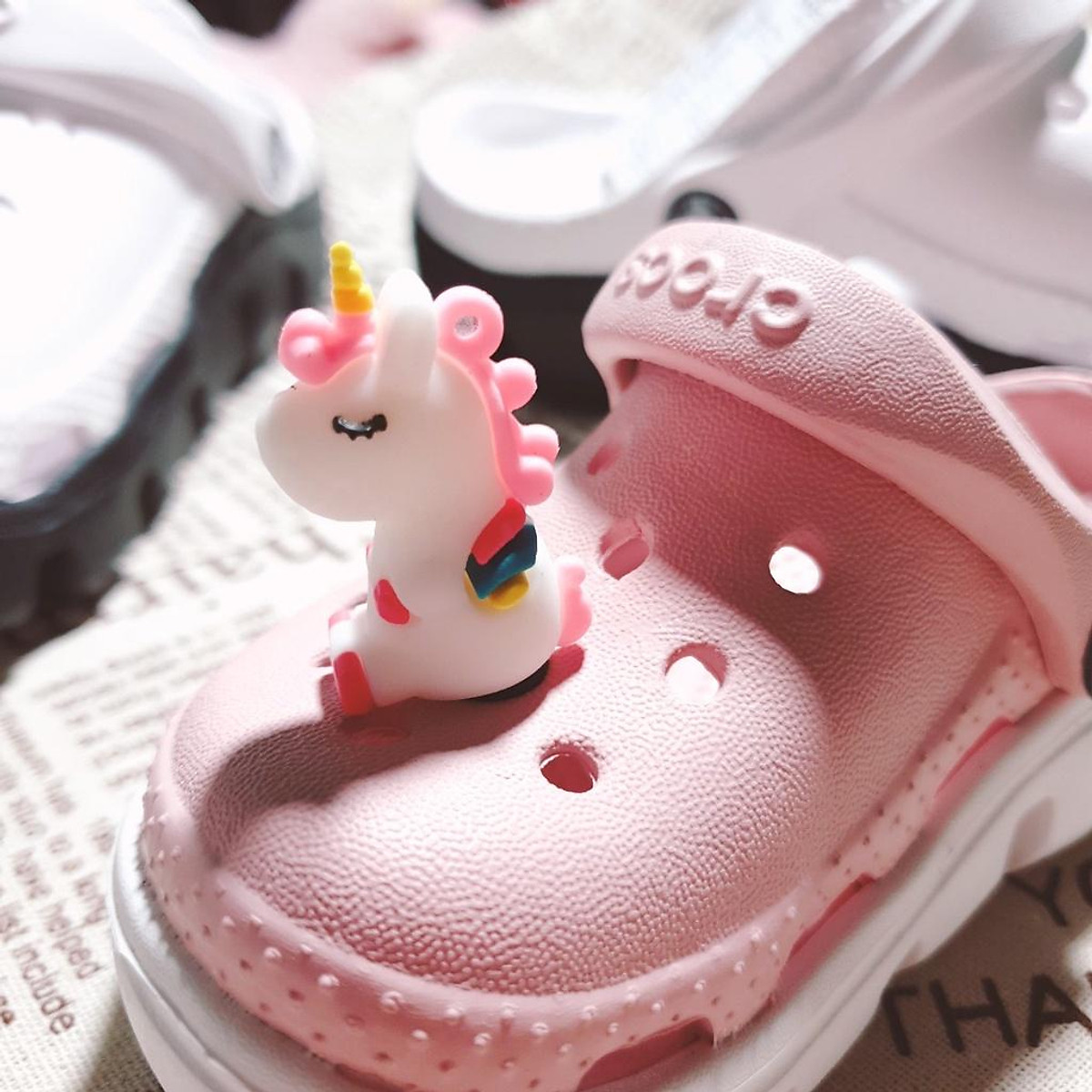 Sticker dán dép cross / nút gắn hkdesign mẫu Unicorn 4D TO / BIG / LỚN nhựa ( size trung 3.6cm )