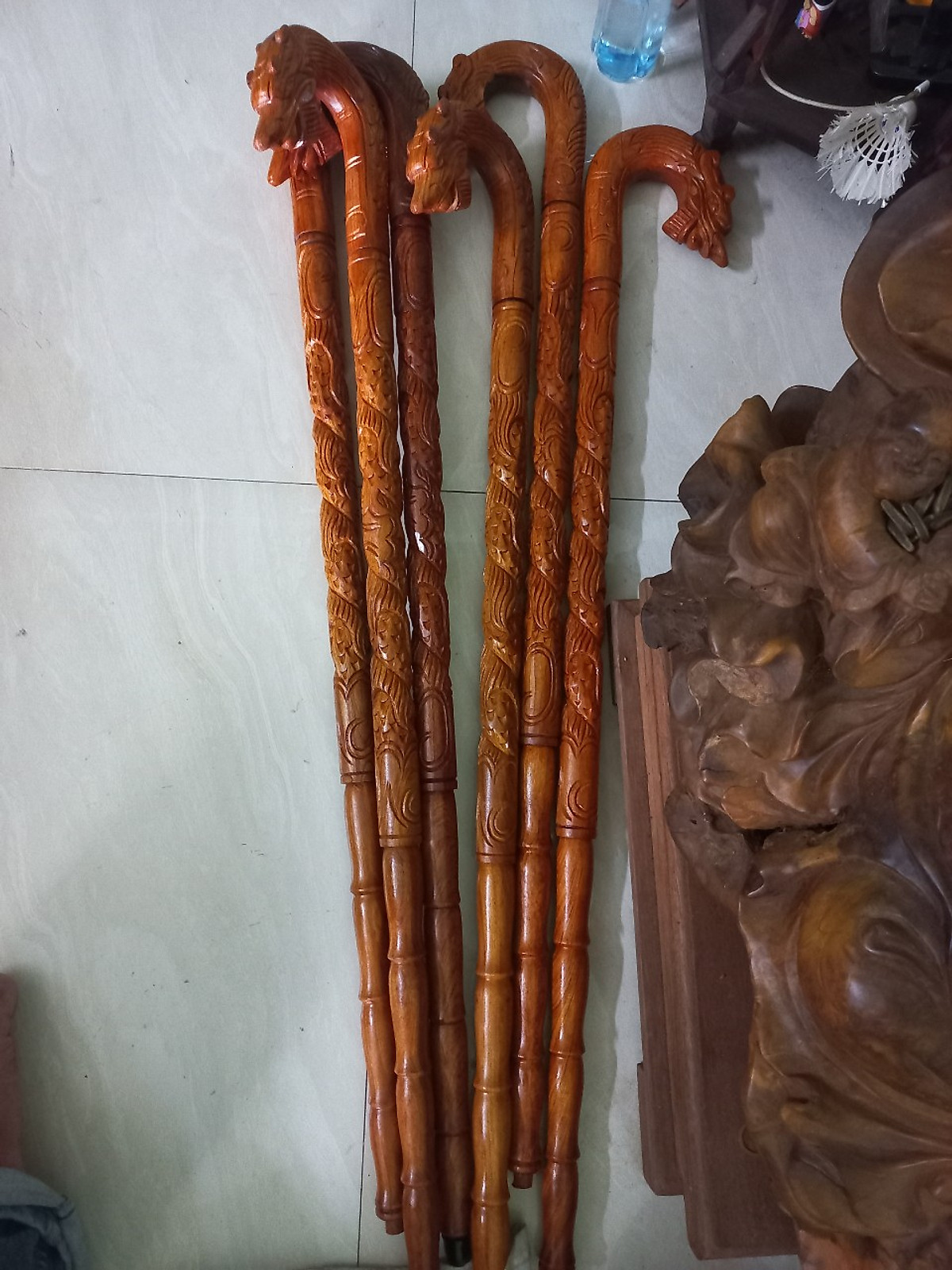 Gậy batong chống đi lại dành cho người già bằng gỗ hương đá kt dài 91×13×3,5cm