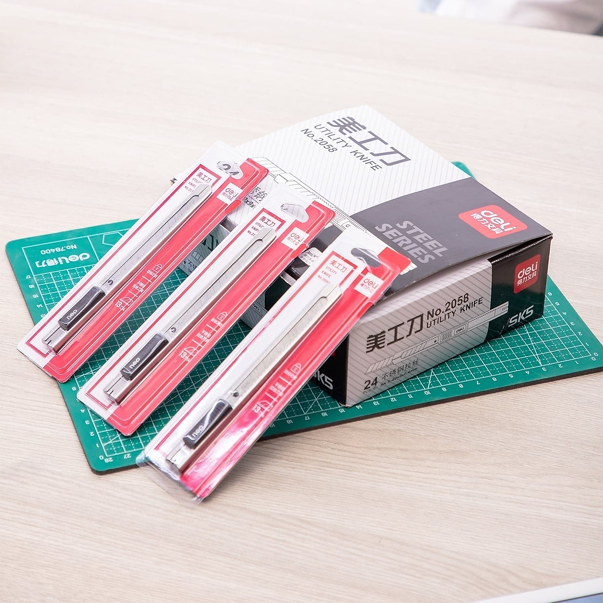 Dao rọc giấy Deli chất liệu kim loại với lưỡi thép SK5, 1 cái - 2058