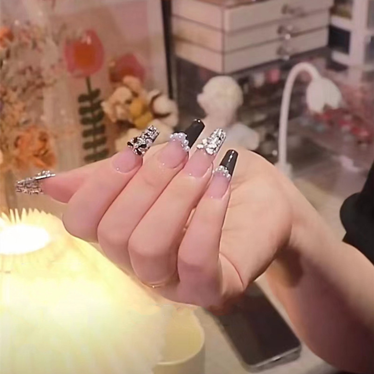 Biến hóa bộ móng với 5 mẫu nail màu trắng đẹp cá tính
