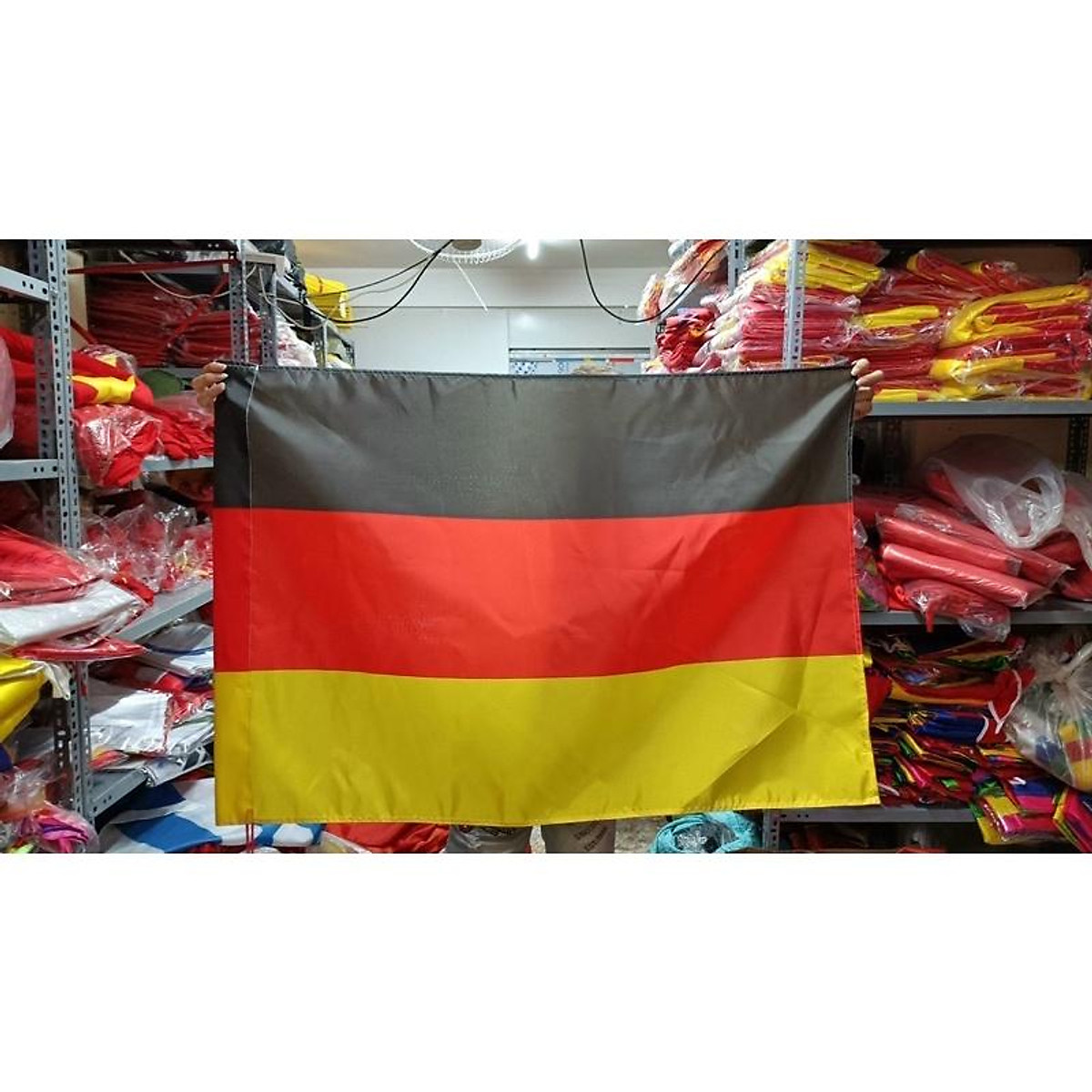 Mua cờ Đức: Cờ Đức là một trong những biểu tượng đặc trưng của đất nước này. Bên cạnh ý nghĩa lịch sử và văn hóa, cờ Đức còn đem lại niềm tự hào và tinh thần đoàn kết cho người dân nơi đây. Hãy sở hữu ngay một bức cờ Đức để tận hưởng vẻ đẹp và ý nghĩa của nó.