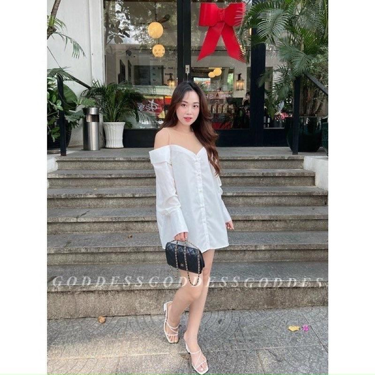 Áo trễ vai pha lưới đính ngọc dáng giấu quần