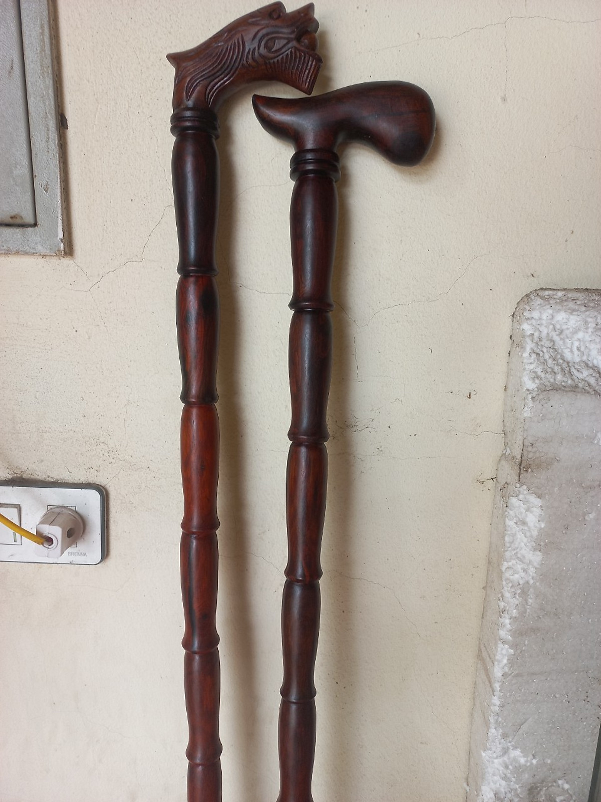 Gậy batong hỗ trợ đi lại dành cho người già bằng gỗ trắc đỏ đen kt 90×13×3.5cm