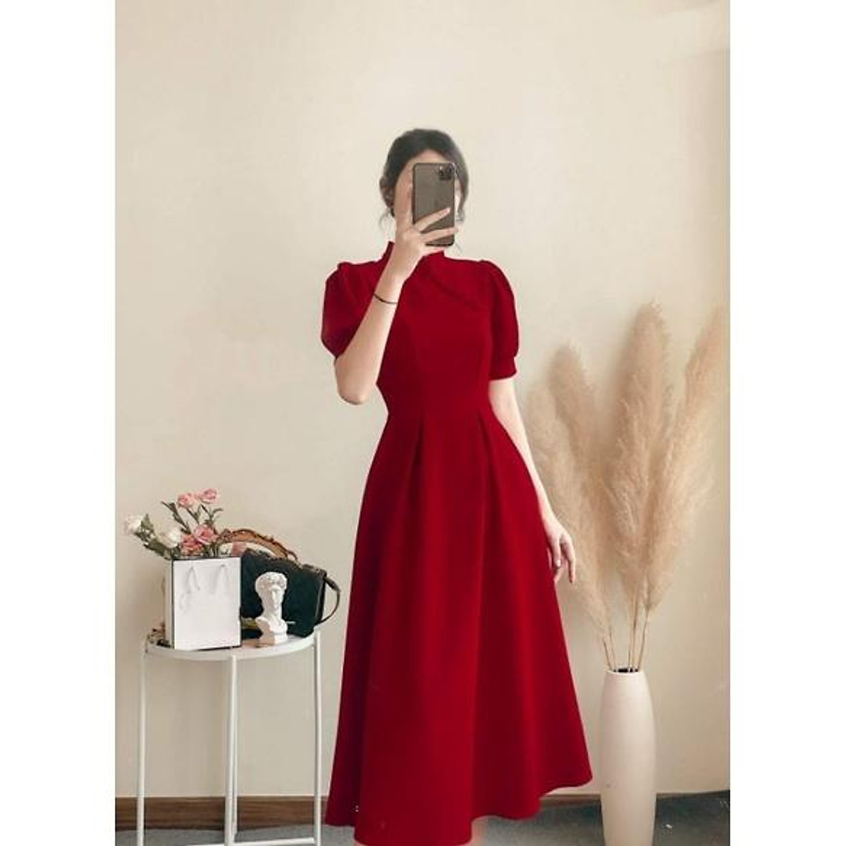 Chọn váy đầm đỏ cho ngày Tết thêm nổi bật