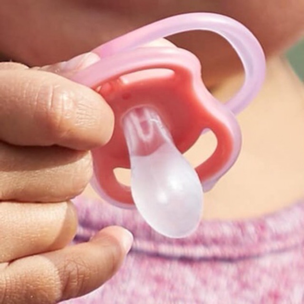 Ty ngậm ban đêm Philips Avent cho bé từ 0-6 tháng tuổi (vỉ 2 núm) SCF376/10 - Màu ngẫu nhiên