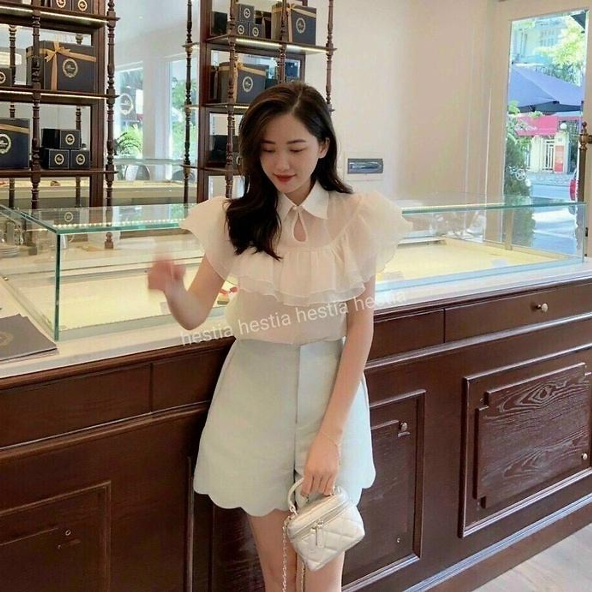 Sét đồ nữ áo sơ mi cổ bèo phối quần đùi thanh lịch, dễ thương Sét Đồ Nữ Áo Sơ Mi Cổ Bèo Phối Quần Đùi Thanh Lịch, Dễ Thương