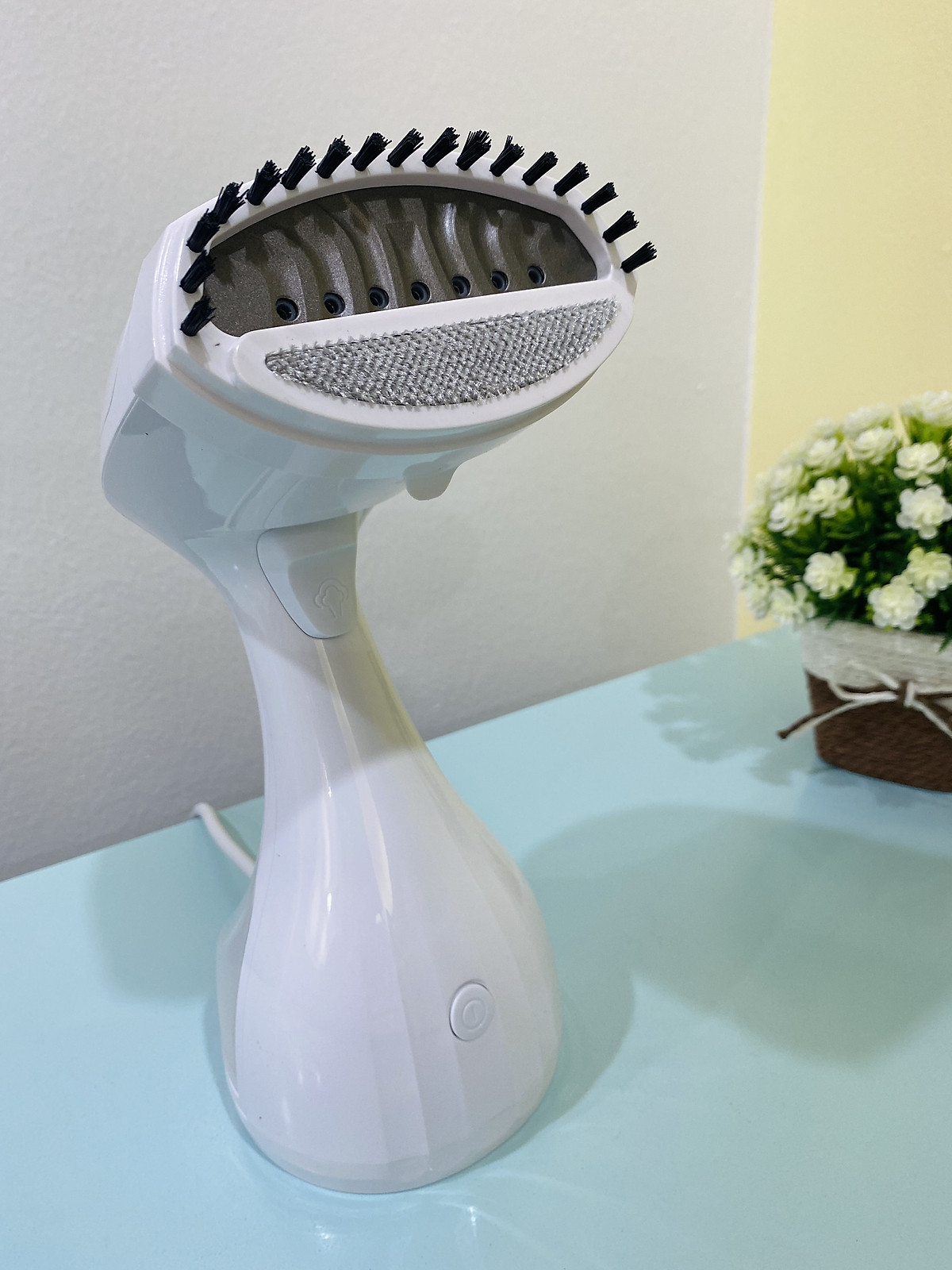 Bàn là hơi nước cầm tay Lock&lock Handy Steamer ENI222WHT (Model New) - Hàng chính hãng