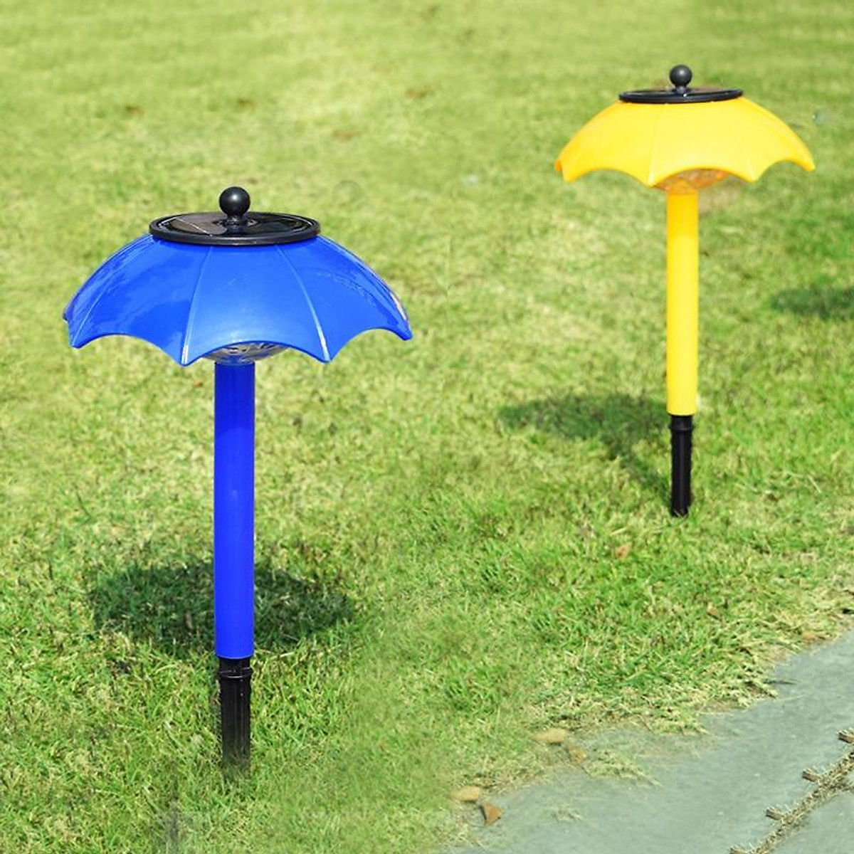 Đèn LED trang trí sân vườn hình cây dù sử dụng năng lượng mặt trời