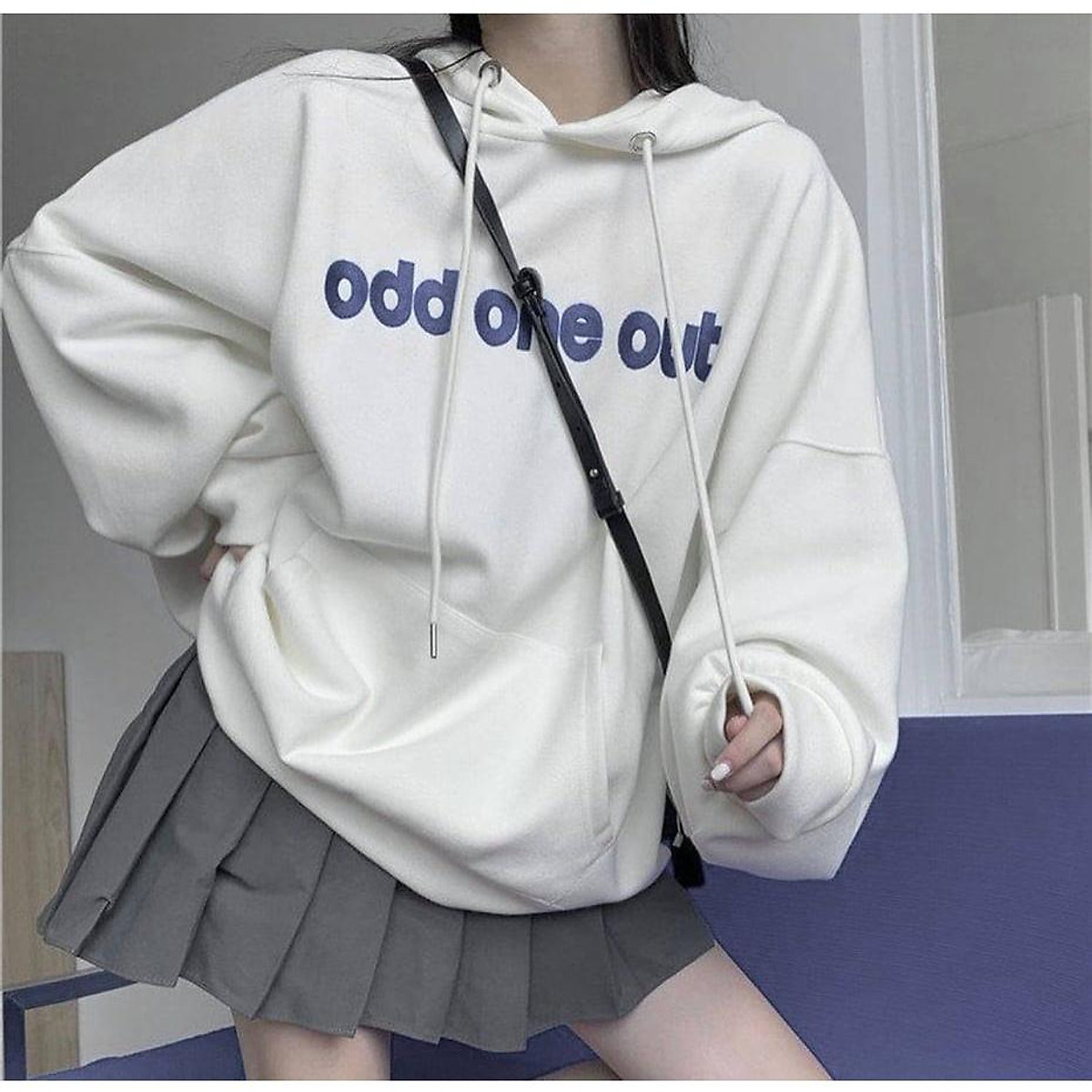 Áo hoodie phối chân váy sành điệu không thể bỏ qua trong mùa đông này