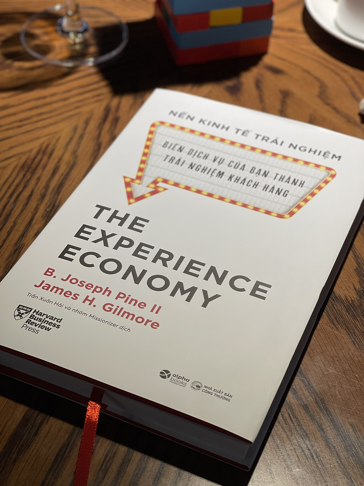 The Experience Economy: Nền Kinh Tế Trải Nghiệm - Biến Dịch Vụ Của Bạn Thành Trải Nghiệm Khách Hàng