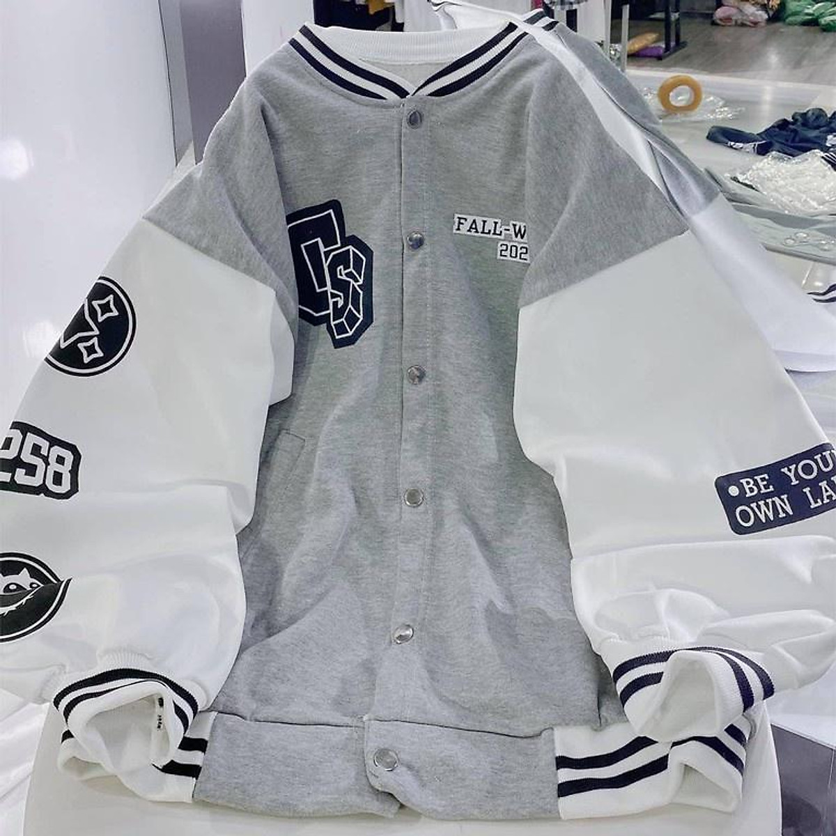 Áo khoác nữ nam bomber unisex chất nỉ ngoại dày đẹp tay phối trắng in hình Áo Khoác Nữ Nam Bomber Unisex Chất Nỉ Ngoại Dày Đẹp Tay Phối Trắng In Hình